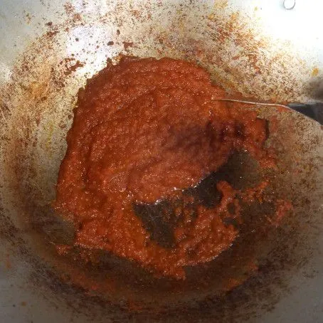 Tumis Bumbu Halus dengan secukupnya minyak goreng hingga bumbu matang. Koreksi rasanya.