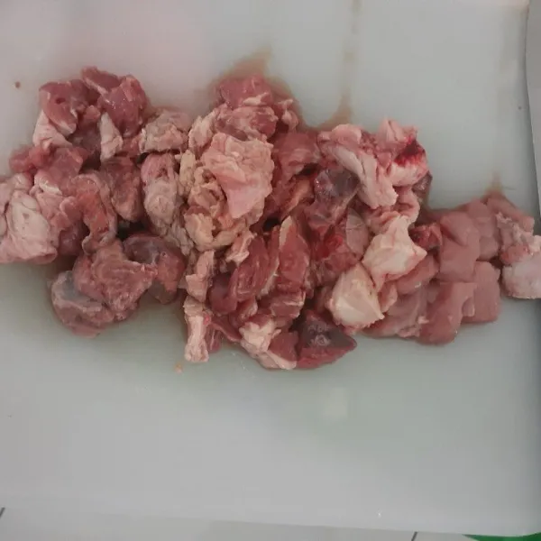 Bersihkan dan potong dadu tetelan daging sapi.