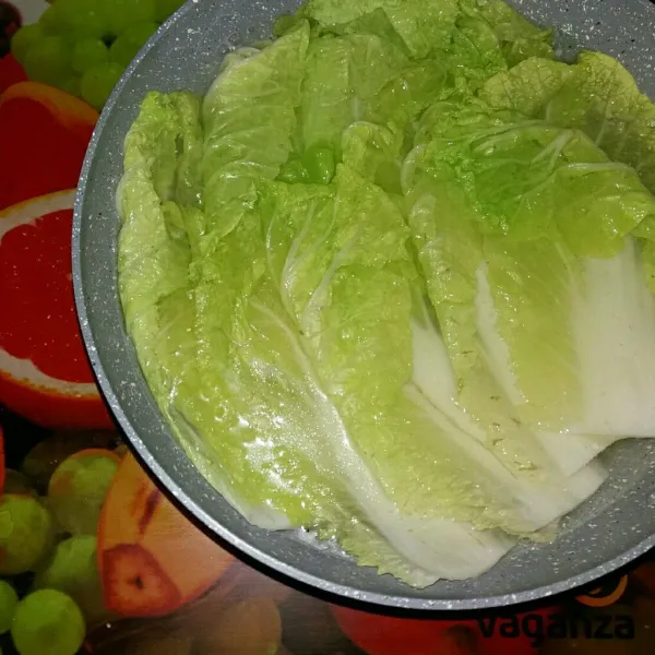 Rebus air sampai mendidih, beri garam dan minyak goreng. Masukkan sawi putih dan rebus selama 5 menit.