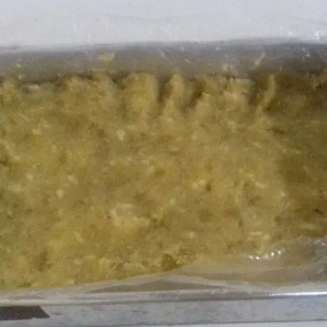 Bisa juga dengan padatkan di atas loyang yang dialasi plastik.