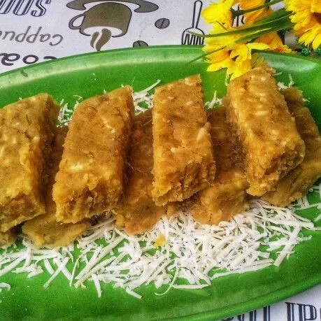 Kemudian pitong-potong dan sajikan dengan taburan keju cheddar parut.