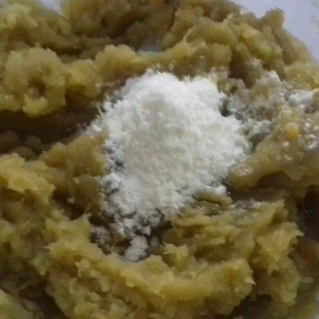 Masukkan susu bubuk, aduk hingga rata.