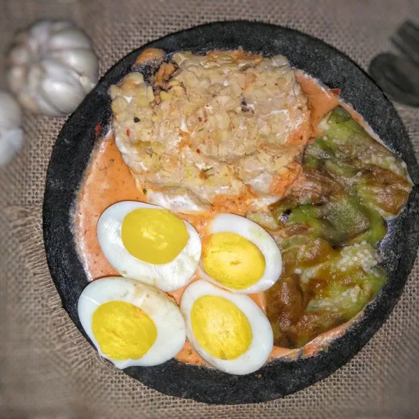 Tata terong bakar, tempe kukus dan telur kukus di atas bumbu pecel santan. Sajikan.