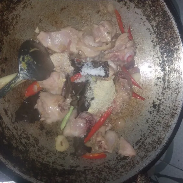 Masukkan ayam, daun salam, garam, gula, dan kaldu bubuk.
