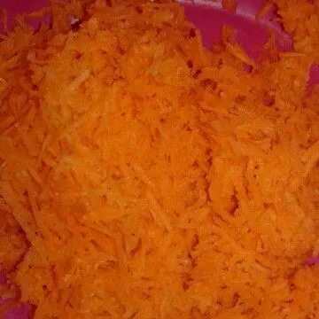 Parut wortel dengan parutan keju kemudian sisihkan.