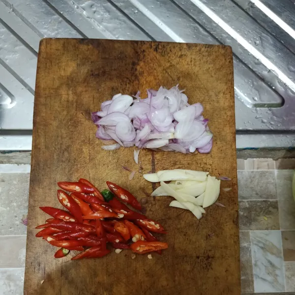 iris bawang merah, bawang putih, dan cabai merah