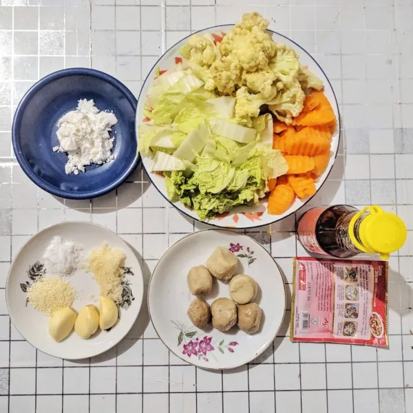 Siapkan bahannya, potong-potong sayur dan bakso