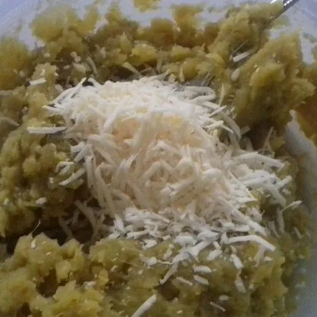 Masukkan keju parut.