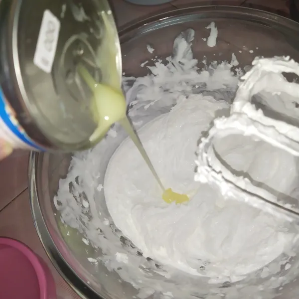 Masukkan susu kental manis, mixer kembali hingga tercampur rata.