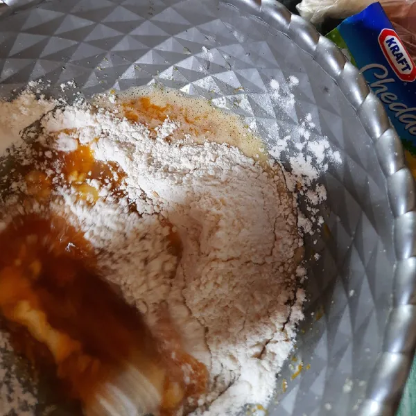 Tambahkan mentega yg sudah dicairkan, tepung terigu, vanili dan garam secukupnya. Kocok dengan mixer kecepatan sedang sampai bahan tercampur rata.