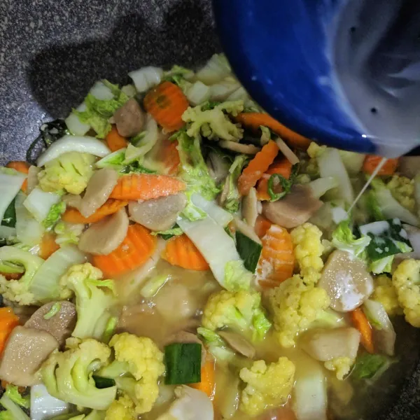 Terakhir, masukkan maizena yang sudah dicairkan. Aduk hingga rata dan mengental. Angkat dan sajikan