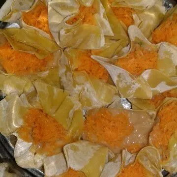 Kukus dimsum sampai matang, olesi atas dimsum dengan minyak biar tidak kering.