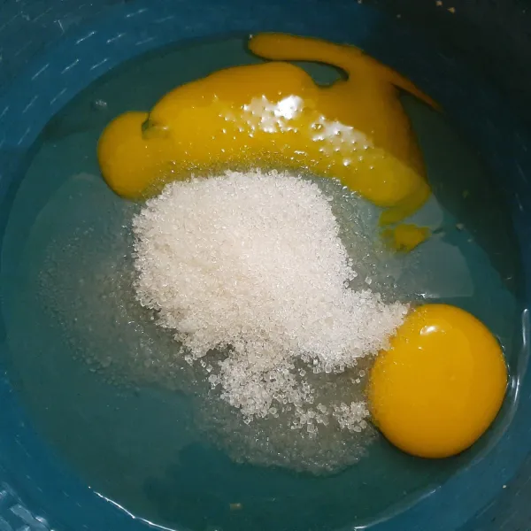 Panaskan kukusan sambil campurkan telur dan gula pasir.
