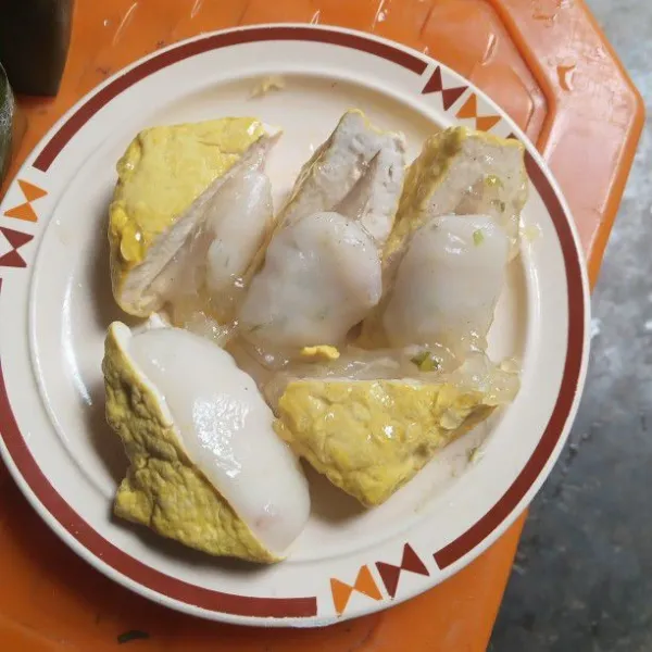 Sajikan tahu aci dengan sambal.