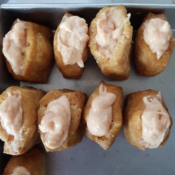 Kemudian masukkan adonan baso hingga penuh ke dalam tahu yang sudah di goreng. Lakukan hingga adonan bakso habis