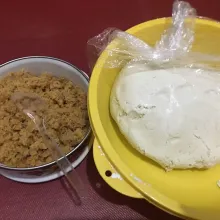 Bungkus adonan dan beri isian unti, sambil kita panaskan kukusan.
