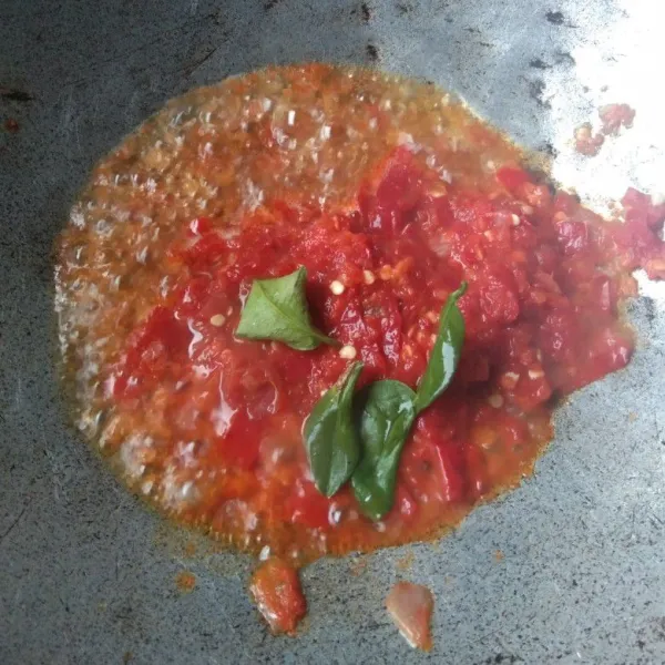 Panaskan wajan, tumis bumbu halus dengan sedikit minyak goreng hingga harum, masukan daun jeruk.