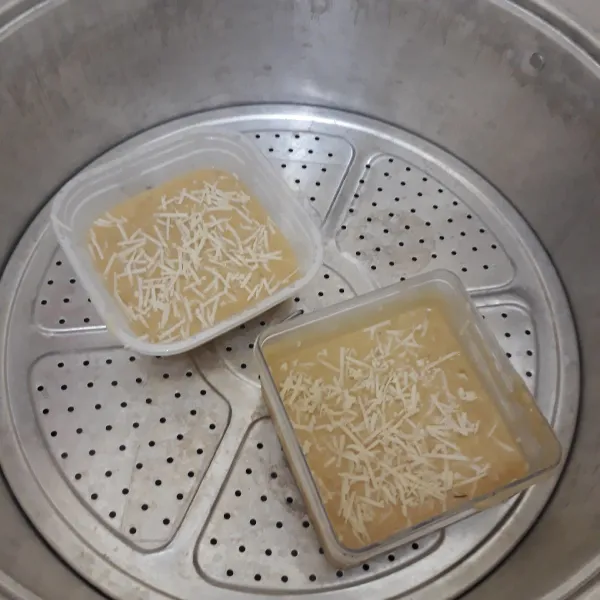 Masukkan adonan ke dalam loyang yang telah diolesi dengan margarin. Kukus selama kurang lebih 30 menit.