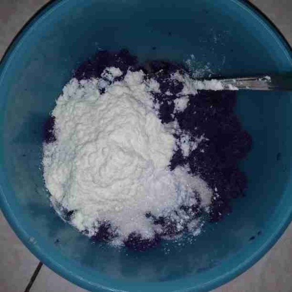 Masukkan tepung terigu, susu bubuk, susu kental manis, vanili, gula pasir. Aduk hingga tercampur rata.