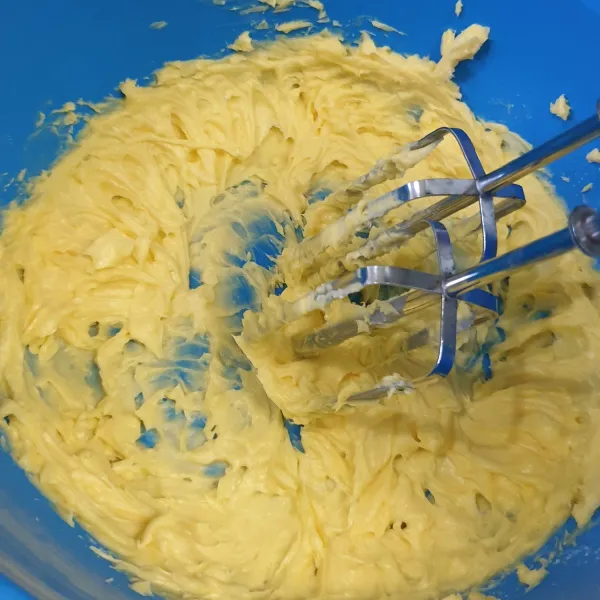 Mari buat kulit nastar dengan mencampur bahan basah dulu. Campurkan 125 gr Mentega Blue Band dan 25 gr Gula Halus menggunakan mixer dengan kecepatan rendah selama 3 menit.