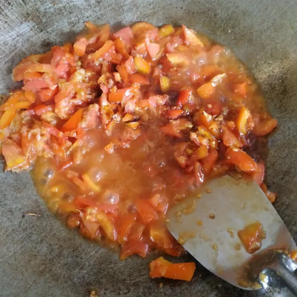 Masukkan irisan tomat, tumis sampai tomat kayu. Beri kecap manis, garam dan kaldu bubuk. Aduk rata, koreksi rasa.