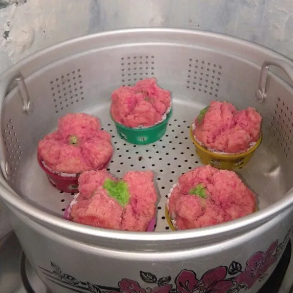 Angkat dan keluarkan dari panci pengukus setelah matang.