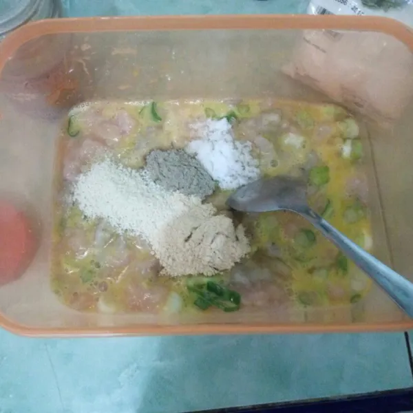 Tambahkan garam,kaldu jamut,lada dan bawang putih bubuk aduk rata kembali.