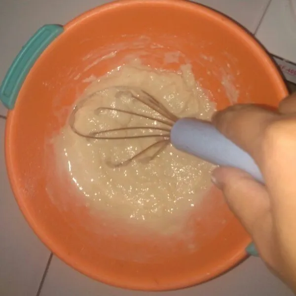 Lalu aduk menggunakan whisk hingga rata, jangan sampai over mix.