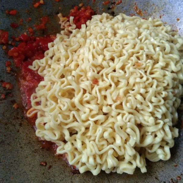 Masukkan mie yang telah direbus.