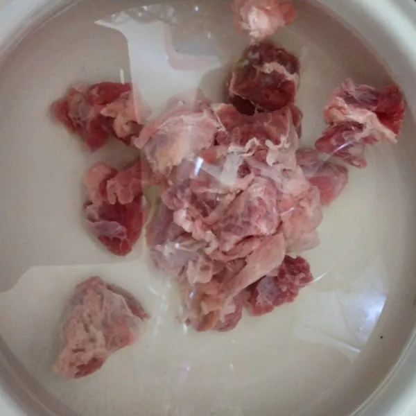 Rebus daging sop. air rebusan pertama dibuang. masukan daging lagi dan beri air lagi.