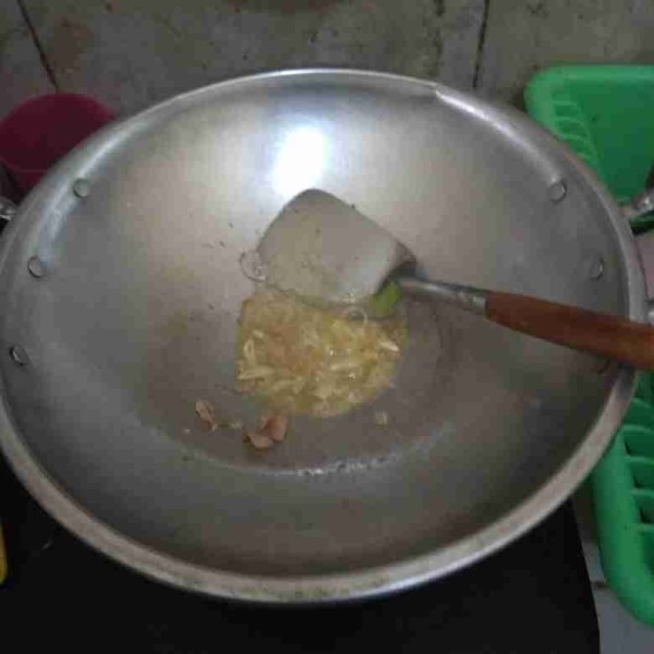 Tumis irisan bawang merah dan bawang putih hingga harum.