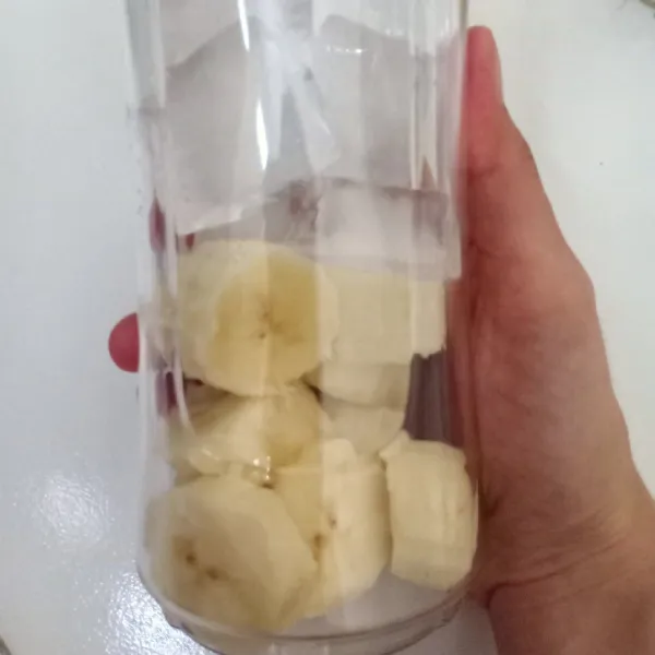 Masukkan irisan pisang yg sebelumnya sudah di masukkan freezer ke dalam blender, kemudian tambahkan es batu.