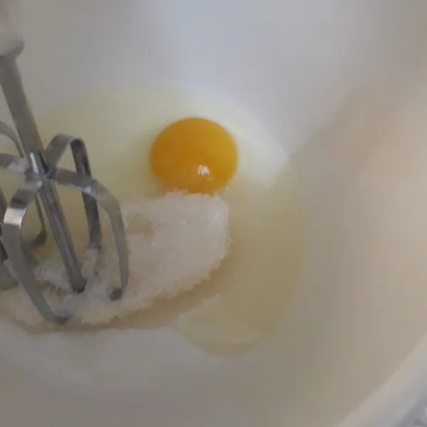 Kocok telur dan gula sampai mengembang.