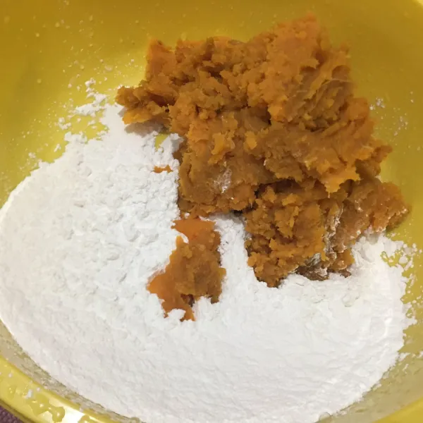 Campur ubi dengan tepung ketan lalu uleni. Tambah air sedikit demi sedikit hingga jadi adonan yang kalis dan bisa dibentuk bulat.