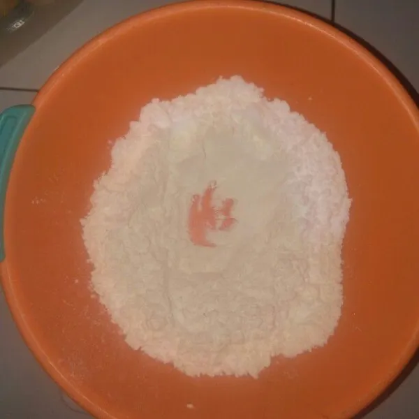 Campurkan semua bahan kering, lalu aduk rata dan buat lubang di tengahnya.