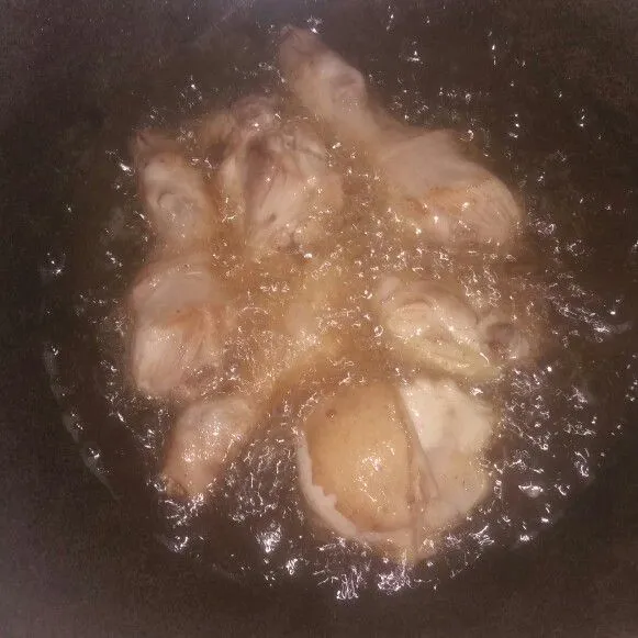Goreng ayam setengah matang, lalu tiriskan.
