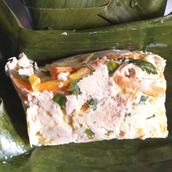 Sajikan pepes sop ayam saat hangat.