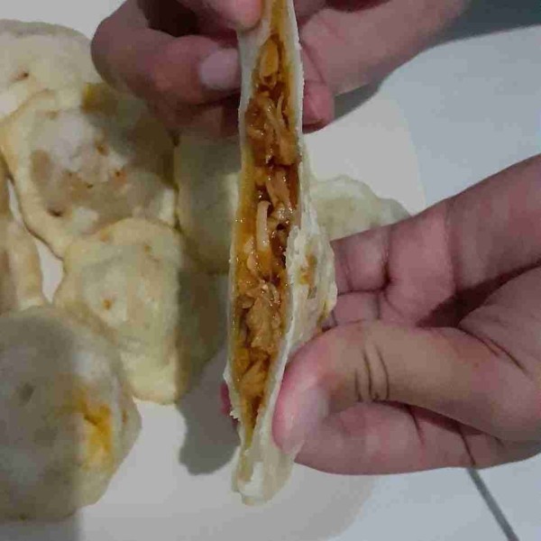 Cireng isi siap dinikmati selagi hangat.