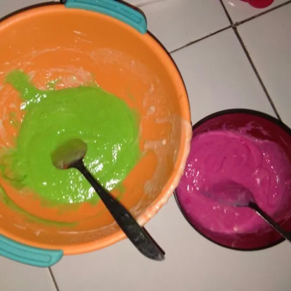 Kemudian bagi adonan menjadi 2 sama rata dan tambahkan pasta pandan & stroberi.