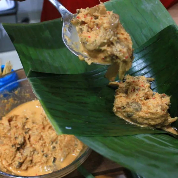 Siapkan daun beri adonan botok kemudian sematkan dengan lidi.