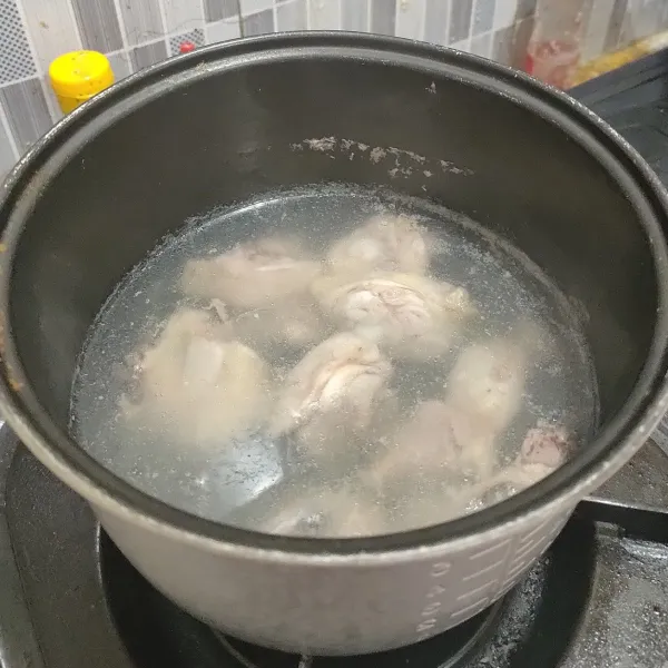 Rebus ayam dengan air secukupnya selama 3 menit. Buang air rebusan. Ganti dengan air baru.