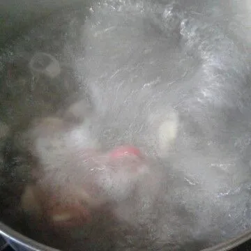 Didihkan air masukkan bumbu iris.