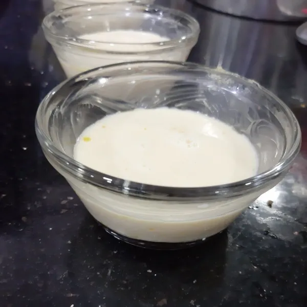 Saring, lalu masukan ke dalam wadah tahan panas yang ada caramelnya.