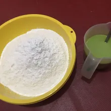 Siapkan tepung ketan campur dengan santan sedikit demi sedikit, hingga kalis dan bisa dibentuk.