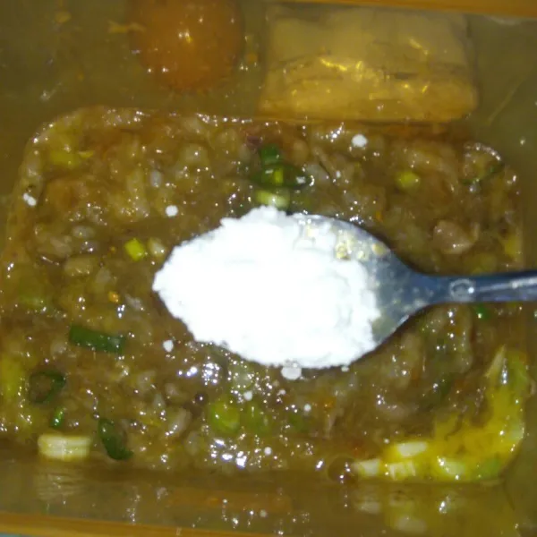 Tambahkan tepung maizena, kecap asin, minyak wijen dan saos tiram aduk rata.