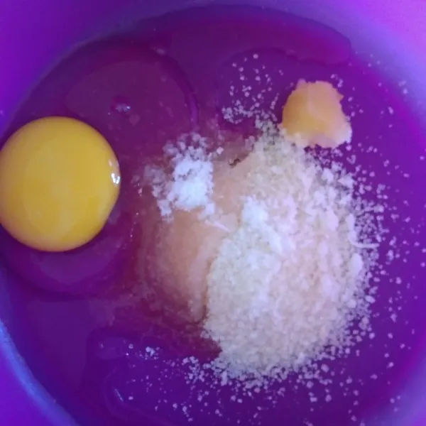 Campur gula, telur, SP, dan garam, mixer sampai mengembang.