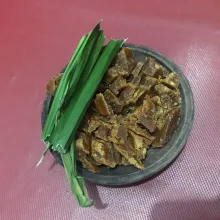 Untuk isian, siapkan gula jawa sisir , daun pandan, garam dan air, masak sampai mendidih kemudian saring.