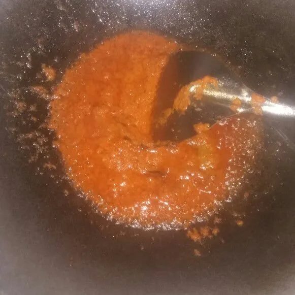 Haluskan bumbu halus, tumis bersama daun jeruk dan daun salam hingga bumbu matang.