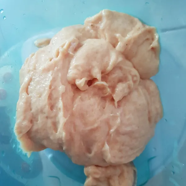 Blender hingga lembut paha ayam fillet, es batu, telur, bubuk bawang putih, merica bubuk, garam dan kaldu bubuk.