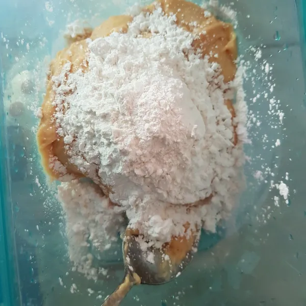 Kemudian tambahkan tepung tapioka. Aduk mengunakan spatula hingga rata kemudian masukkan adonan bakso dalam plastik segitiga